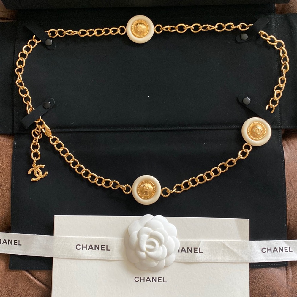 ❌ SOLD ❌ CHANEL Golden and Ecru Medallion Chain Belt